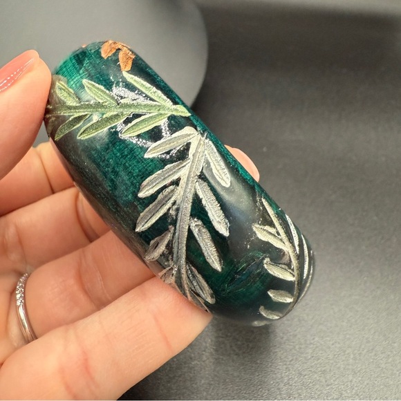 Pretty Emerald Green Etched Leaf Bangle Bracelet with Golden Yellow Interior - Picture 5 of 10